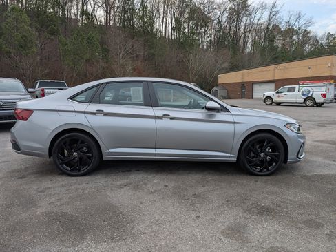 Used 2025 Volkswagen Jetta SE w/ Sunroof Package image 10