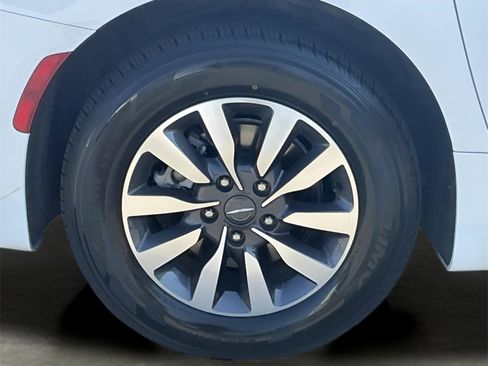 Used 2024 Chrysler Pacifica Select image 49