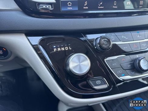 Used 2024 Chrysler Pacifica Touring-L image 15