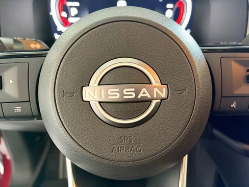 Used 2024 Nissan Pathfinder Platinum image 7