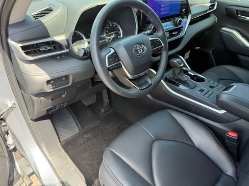 Used 2024 Toyota Highlander XLE AWD/4WD image 15