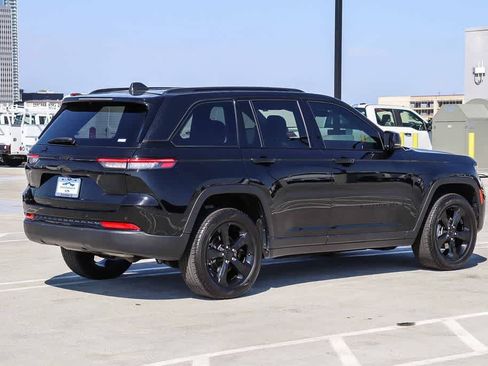 Used 2023 Jeep Grand Cherokee Altitude RWD image 4