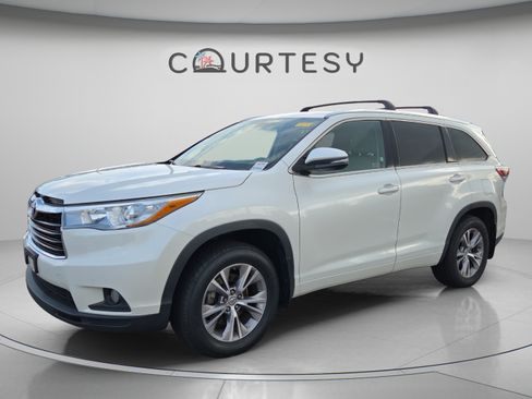 Used 2015 Toyota Highlander XLE AWD/4WD image 1