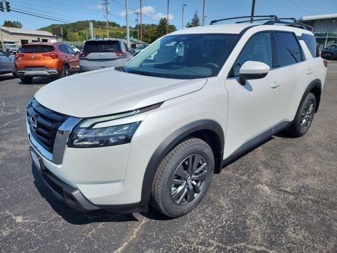 New 2025 Nissan Pathfinder SV image 4