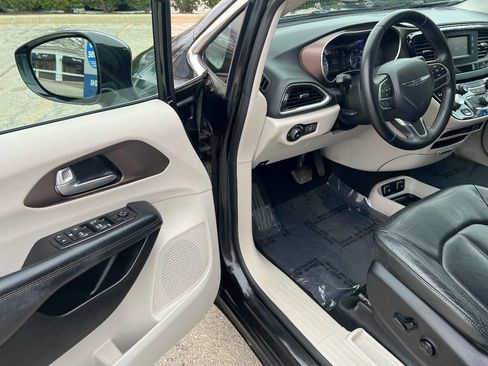Used 2017 Chrysler Pacifica Touring-L image 16