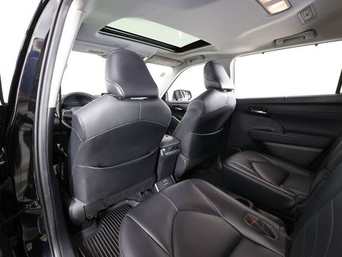 Used 2021 Toyota Highlander XLE AWD/4WD image 14