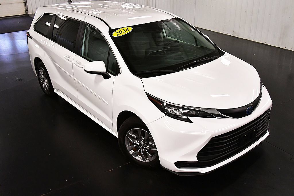 Used 2024 Toyota Sienna LE AWD/4WD image 13