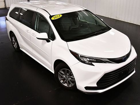 Used 2024 Toyota Sienna LE AWD/4WD image 13