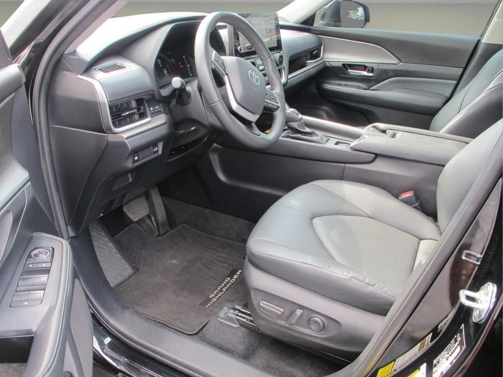 Used 2025 Toyota Grand Highlander AWD image 9