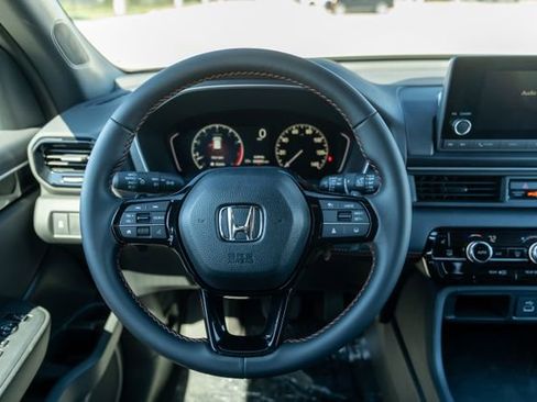 Used 2025 Honda Pilot Sport image 13