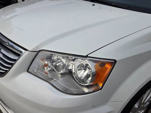 Used 2016 Chrysler Town & Country Touring FWD image 20