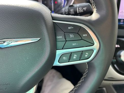 Used 2023 Chrysler Pacifica Touring-L image 15