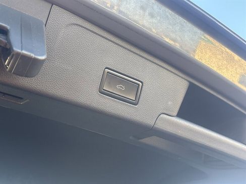 Used 2020 Volkswagen Atlas Cross Sport SE w/ Panoramic Sunroof Package image 20