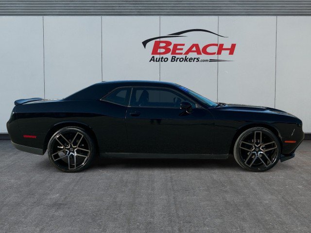 Used 2018 Dodge Challenger SXT RWD image 9