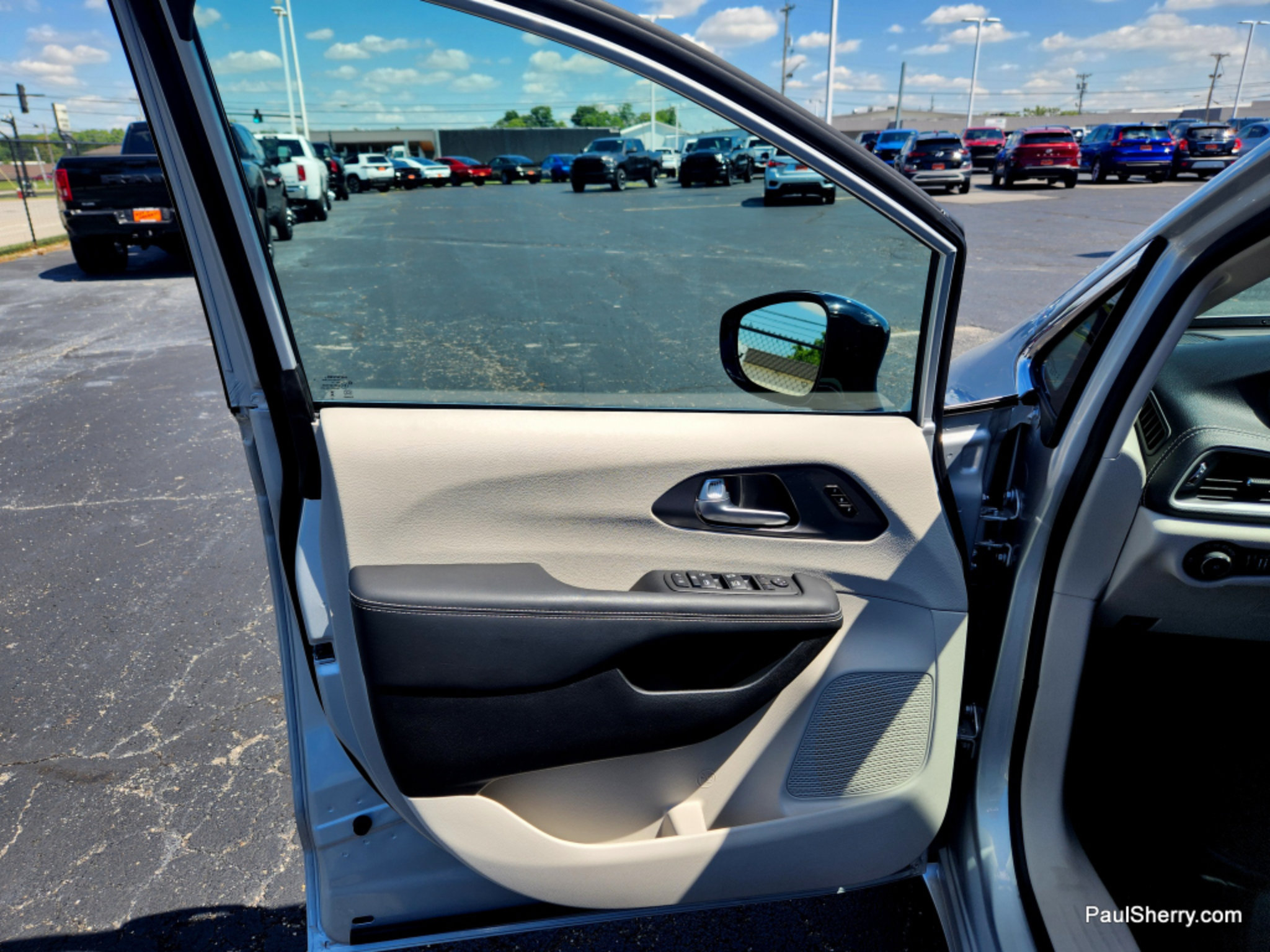 Used 2024 Chrysler Pacifica Touring-L FWD image 29