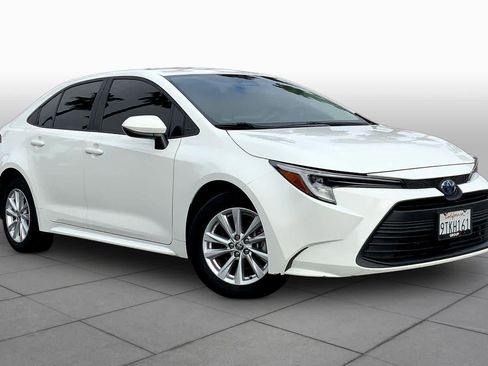 Used 2025 Toyota Corolla LE w/ LE Premium Package image 2