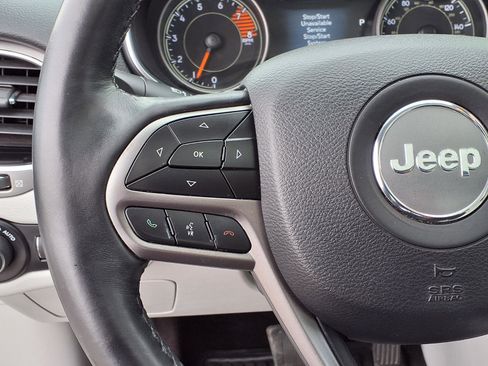 Used 2019 Jeep Cherokee Limited w/ Luxury Group AWD/4WD image 6