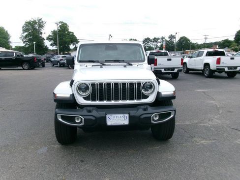 Used 2025 Jeep Wrangler Unlimited Sahara w/ Safety Group AWD/4WD image 3