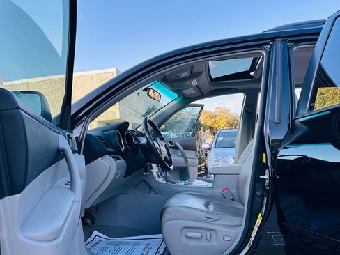 Used 2010 Toyota Highlander SE image 11