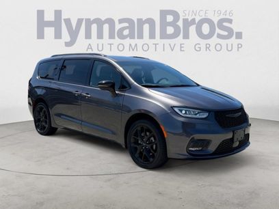 Used 2023 Chrysler Pacifica Limited w/ Uconnect Theater Family Group