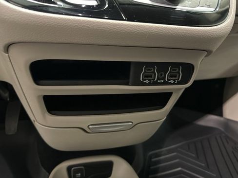 Used 2024 Chrysler Pacifica Touring-L image 27