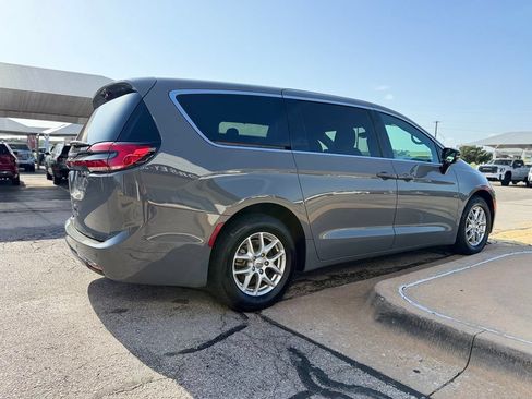 Used 2025 Chrysler Pacifica Select FWD image 4
