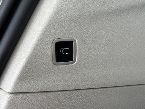 Used 2023 Chrysler Voyager LX FWD image 14
