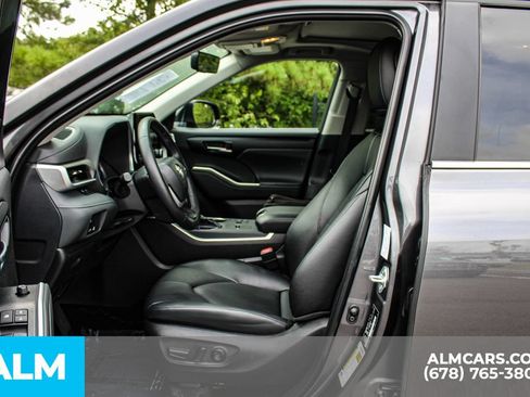 Used 2025 Toyota Highlander XLE AWD/4WD image 16