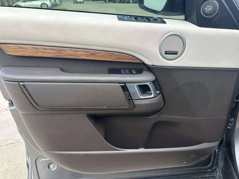 Used 2017 Land Rover Discovery HSE image 10