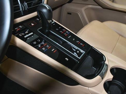 Used 2025 Porsche Macan image 40