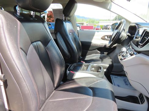 Used 2017 Chrysler Pacifica Touring-L FWD image 47