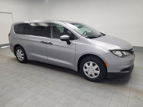 Used 2020 Chrysler Voyager L FWD image 11