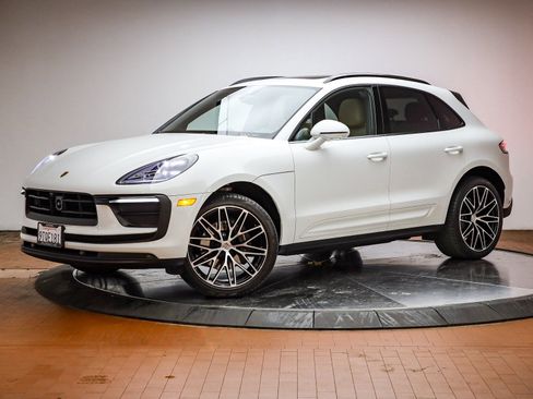 Certified 2025 Porsche Macan image 1