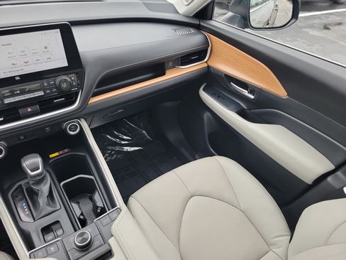 Used 2024 Toyota Grand Highlander Platinum image 17