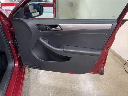 Used 2017 Volkswagen Jetta SE image 21