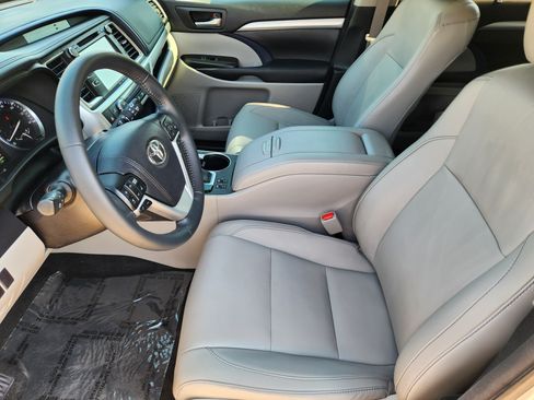 Used 2017 Toyota Highlander XLE AWD/4WD image 15