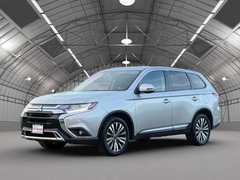 Used 2020 Mitsubishi Outlander SE image 3