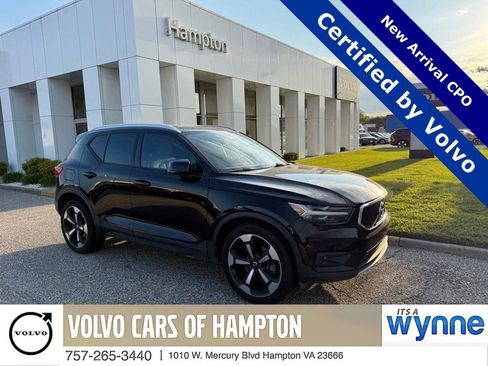 Used 2022 Volvo XC40 T4 Momentum FWD image 1