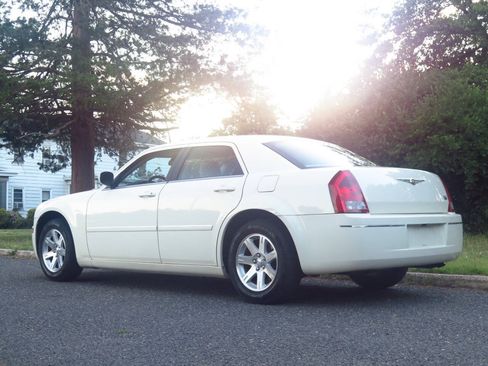 Used 2006 Chrysler 300 Touring w/ Comfort/Convenience Group RWD image 3