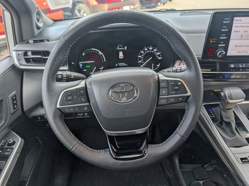 Used 2023 Toyota Sienna XSE image 16