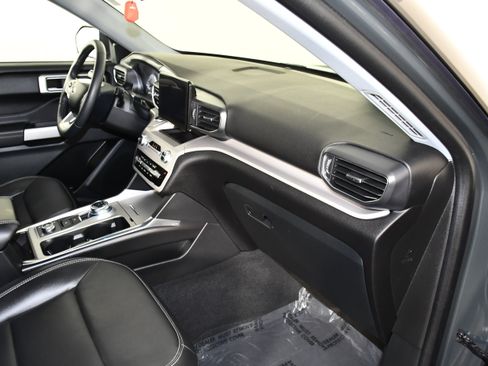Used 2024 Ford Explorer XLT w/ Equipment Group 202A AWD/4WD image 40