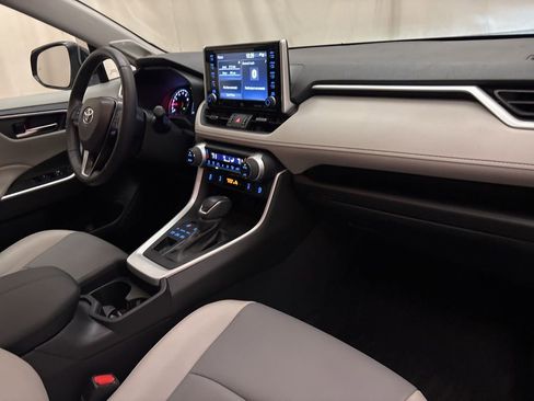 Used 2020 Toyota RAV4 XLE Premium image 25