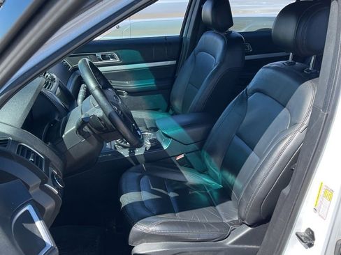 Used 2017 Ford Explorer XLT w/ Equipment Group 202A image 5