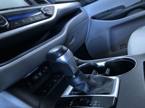 Certified 2019 Toyota Highlander Plus image 31