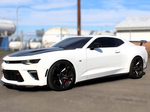 Used 2018 Chevrolet Camaro SS RWD image 4