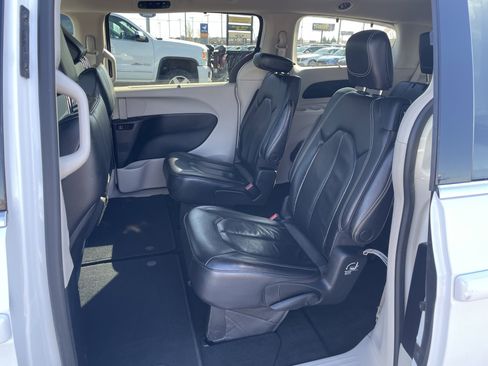 Used 2022 Chrysler Pacifica Touring-L image 27