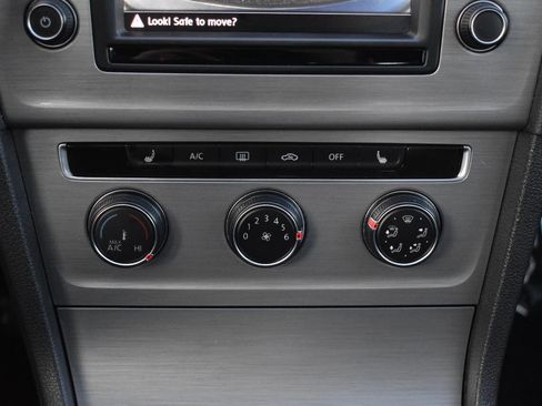 Used 2017 Volkswagen Golf S image 24