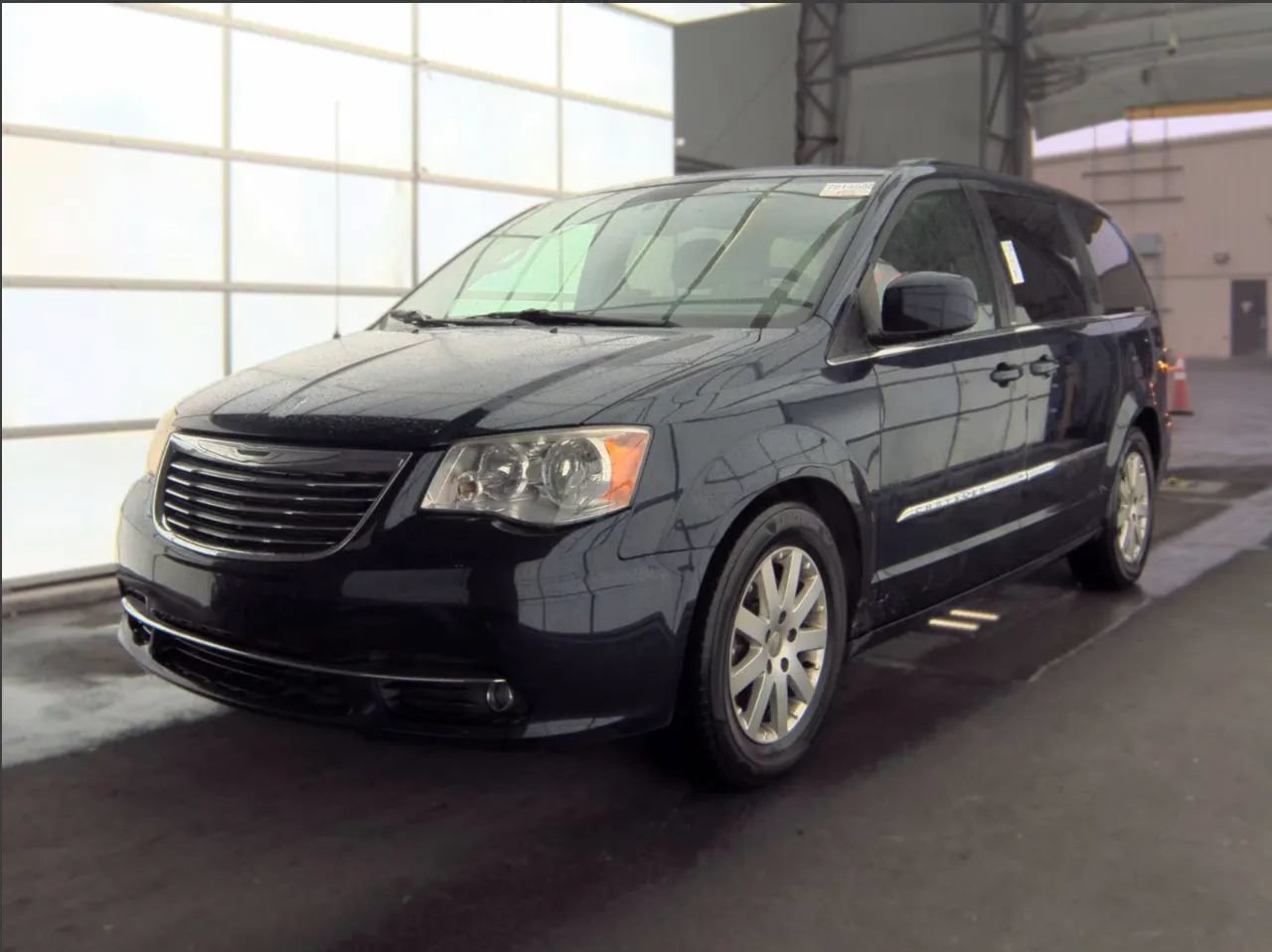 Used 2014 Chrysler Town & Country Touring FWD image 1