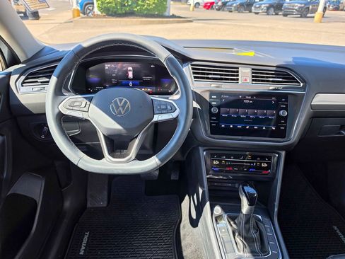 Certified 2023 Volkswagen Tiguan SE w/ Panoramic Sunroof Package AWD/4WD image 17