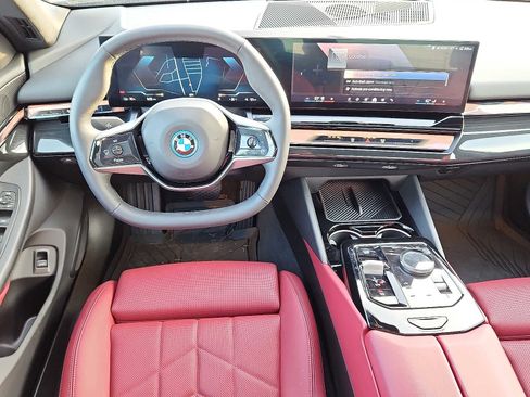 Used 2024 BMW i5 eDrive40i w/ Convenience Package image 11